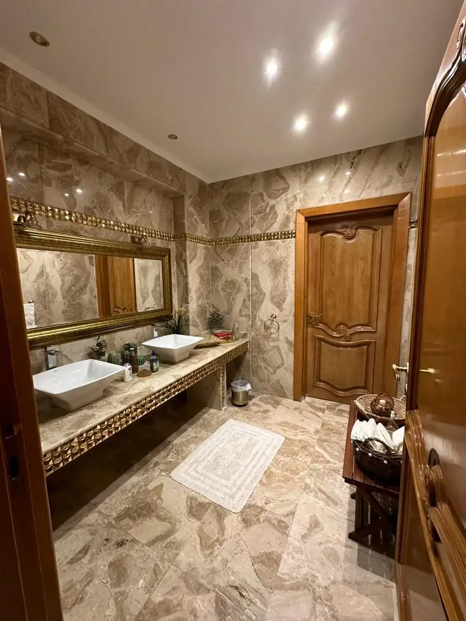 فيلا للبيع في رويال سيتي - 450 م² - BE-R4169